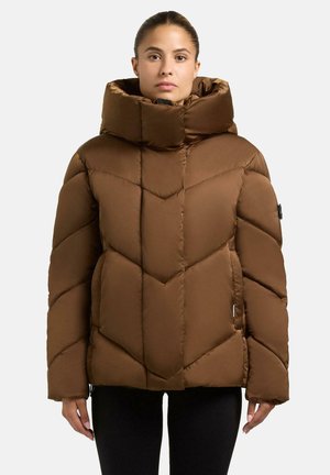 Giubbotto imbottito marrone con colletto alto, caratterizzato da un design a righe in cucitura a zigzag, una texture liscia e tasche laterali. Dettaglio del logo nero sulla manica.