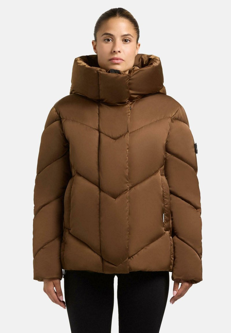 Giubbotto imbottito marrone con colletto alto, caratterizzato da un design a righe in cucitura a zigzag, una texture liscia e tasche laterali. Dettaglio del logo nero sulla manica.