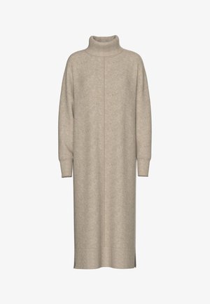 Beżowa dzianinowa sukienka z wysokim kołnierzem, luźnym krojem, długimi rękawami, ściągaczami przy mankietach oraz bocznymi rozcięciami u dołu dla swobody ruchów.
