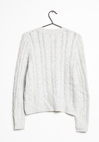 Hellgrauer Strickpullover mit Zopfmuster, gerippten Bündchen und Saum, mit einem runden Ausschnitt. Hängt an einem schwarzen Haken.