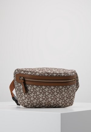 Brązowa i beżowa nerka w wzory z przednią kieszenią na zamek i regulowanym paskiem, umieszczona na białej platformie na jednolitym tle.