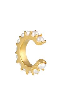 Guldfarvet ring formet som bogstaven 'C', med hvide perler langs kanten, en glat, blank tekstur og dekorative detaljer.