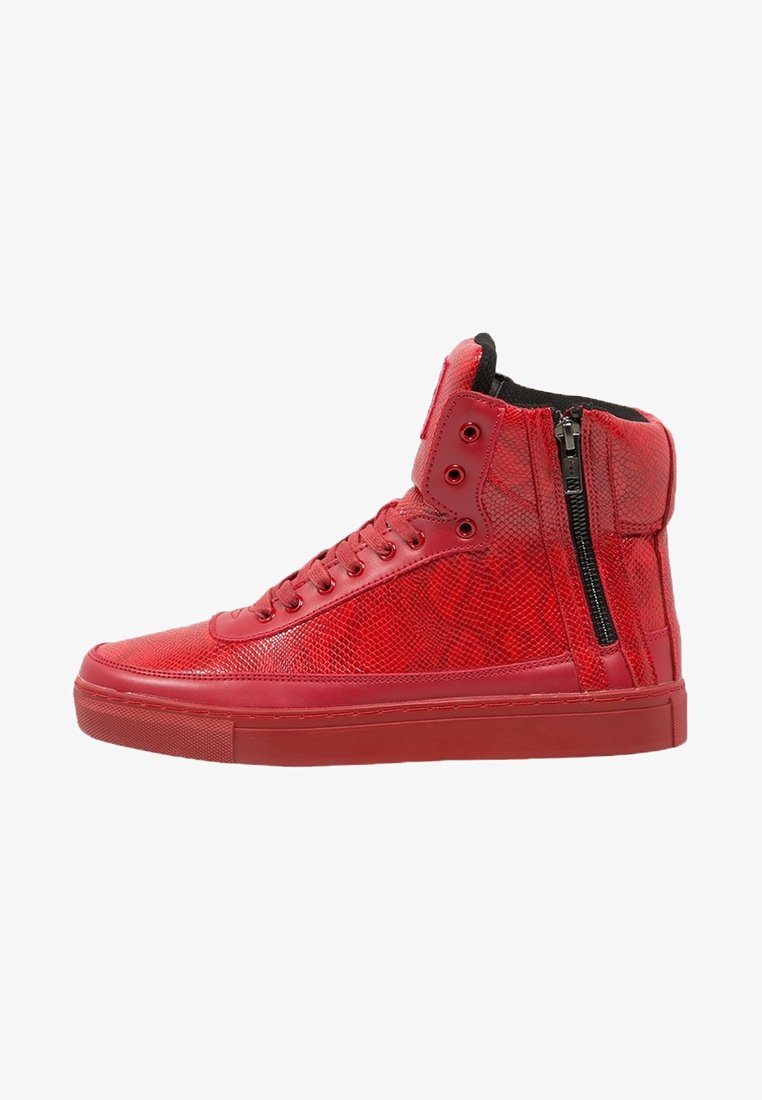 Basket montante rouge avec motif texturé, lacets à l'avant, col rembourré et fermeture éclair latérale noire, présentée de profil sur fond blanc.