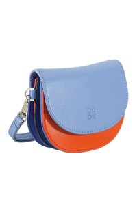 Borsa in pelle compatta con esterno blu e fondo arancione. Chiusura a patta arrotondata, tracolla regolabile e discreto dettaglio del marchio.