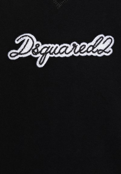 Svart bomull T-skjorte med en fremtredende hvit brodert "Dsquared2"-logo i kursiv skrift på forsiden. V-hals design.
