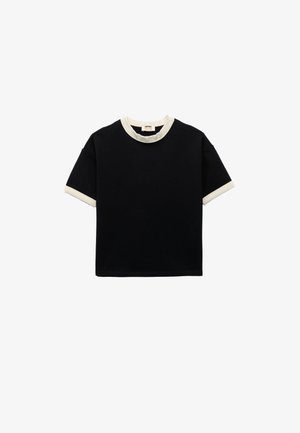 Camiseta de algodón negra de manga corta, con cuello y puños de color crema acanalados. Corte recto, tejido ligero, sin estampados ni detalles.
