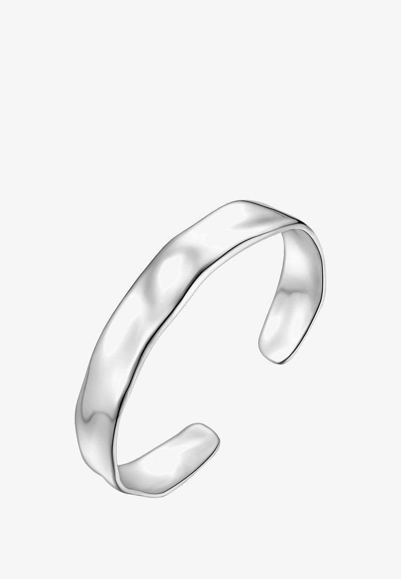 Sile ja läikivast hõbedast mansett käevõru, millel on kergelt kõver, avatud disain valgel taustal.