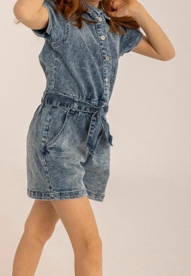 Denimklänning med korta ärmar, knapplist och tygbälte. Ljusblå tvätt med framfickor och en avslappnad passform.