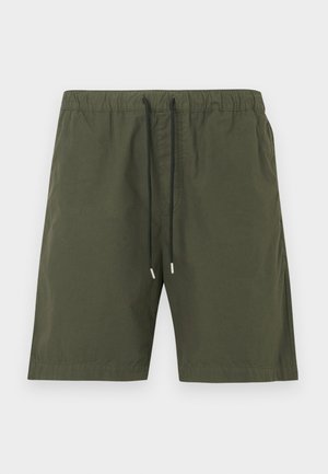 Pantalones cortos verde oliva hechos de tela ligera, con una cintura elástica con cordón y bolsillos laterales. Textura suave.