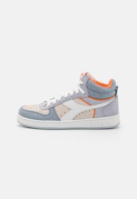 Sneakers alta in misto di suede grigio chiaro, bianco e pesca con dettagli perforati e suola bianca. Logo sul lato.