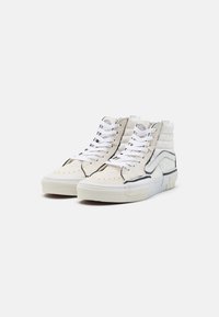 Høje sneakers med hvid læder og ruskind, sort kantdetalje og hvide snørebånd. Tekstureret overdel med perforeringer og polstret krave.