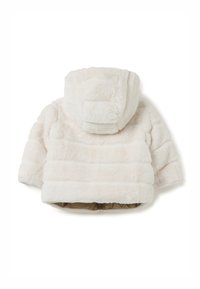 Crèmekleurige pluche nepleer kapmantel voor peuters met horizontale stiksels en een bruine voering zichtbaar aan de onderrand.