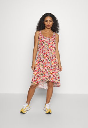 Vestido floral com um design sem mangas, apresentando padrões vibrantes em rosa, laranja e verde. A bainha é mais curta na frente e mais longa atrás.