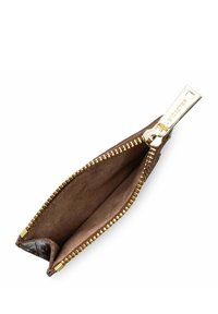 Portefeuille zippé en cuir brun avec quincaillerie dorée, extérieur texturé et doublure intérieure lisse. Comprend un compartiment unique pour le rangement.