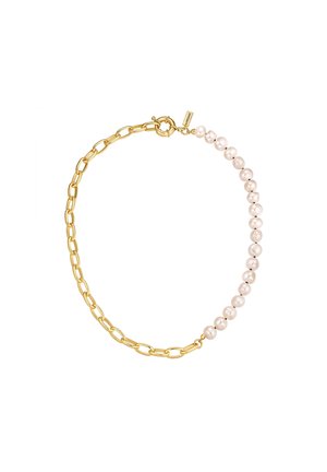 Armband met afwisselende gouden schakels en ronde witte parels, bevestigd met een gouden toggle-sluiting en een klein merkteken.