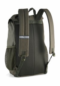 Oliven grøn rygsæk med polstret mesh-bag, justerbare stropper, sidelommer i mesh og et lille logo-bånd nær toppen. Holdbart stof.