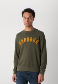 Olivově zelená mikina s kulatým výstřihem, která má na hrudi velký, vyšitý žlutý nápis "BARBOUR" a žebrované manžety. Volný střih.