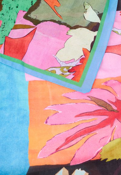 Αφηρημένο ανθικό μοτίβο με μεγάλα ροζ, πορτοκαλί, πράσινα και μπλε σχήματα σε επίπεδα υφασμάτινα πάνελ με αντίθετα περιγράμματα.