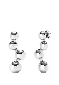 Boucles d'oreilles en argent au design courbé présentant des formes sphériques alternées de tailles variées, texture lisse, et fermeture à tige arrière.
