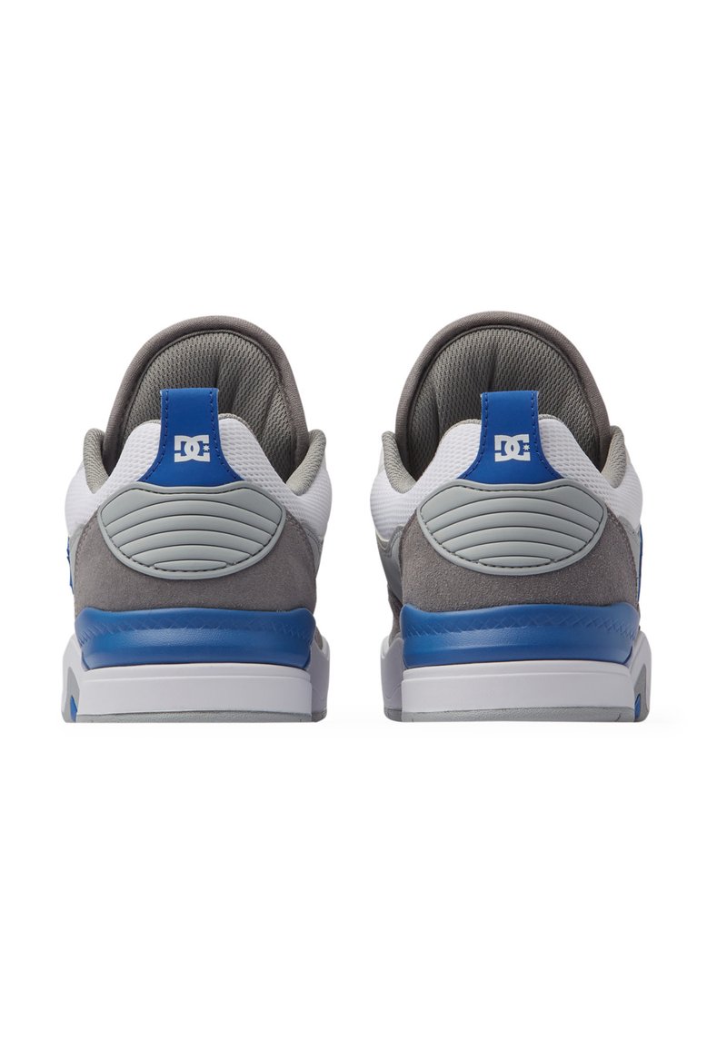 Grau-weiße Sneakers mit blauen Akzenten, gepolstertem Kragen, strukturiertem Mesh- und Wildledermaterial, auffälligem Fersendesign und Gummisohle.