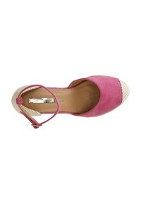 Růžové semišové espadrilky s kulatou špičkou, béžovým tkaným jutovým detailem na špičce a nastavovacími popruhy kolem kotníku. Hladká podšívka uvnitř.