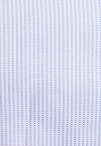 Lichtblauwe en witte gestreepte stof, met smalle verticale lijnen, een gladde textuur en een katoenmix samenstelling.