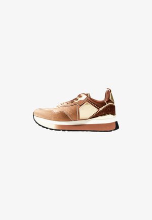 Sneaker marrone e dorato con tomaia testurizzata, chiusura con laccetti e suola bianca spessa. Presenta dettagli dorati e un design a motivi.