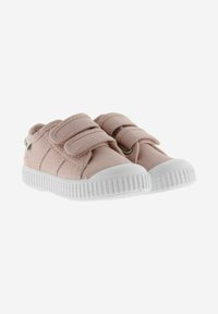 Scarpe di tela rosa chiaro con due strap in velcro in tessuto, suole in gomma bianca e un motivo testurizzato e rigato sulla suola.