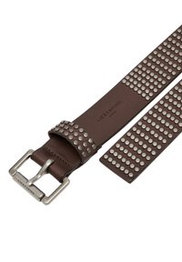 Brauner Ledergürtel mit silbernen Metallnieten, ausgestattet mit einer rechteckigen Metallschnalle. Mit eingeprägtem Branding auf dem Gürtel. Glatte Textur.