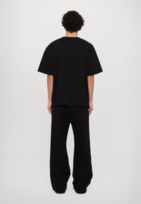 Fiorucci LOGO LABEL BOXY UNISEX - Jednoduché tričko - black