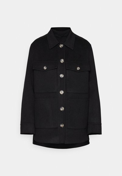 Schwarze Jacke aus strukturiertem Stoff, mit einem Kragen, sechs silbernen Knöpfen auf der Vorderseite und zwei Brusttaschen.