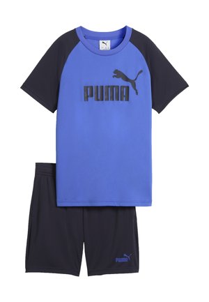 Blaues und schwarzes Puma Kurzarmshirt mit schwarzen Puma Shorts, beide mit Puma-Logo auf der Vorderseite.