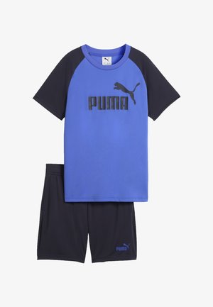 Blaues und schwarzes Puma Kurzarmshirt mit schwarzen Puma Shorts, beide mit Puma-Logo auf der Vorderseite.