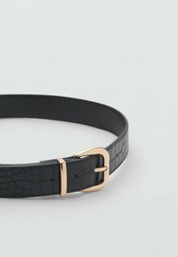 Schwarzer Leder-Gürtel mit Krokodilmuster, ausgestattet mit einer goldfarbenen Metallschnalle und Akzentbeschlägen. Flaches Design, geeignet für verschiedene Outfits.