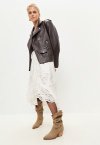 Cesare Gaspari Cizme cowboy/biker - beige