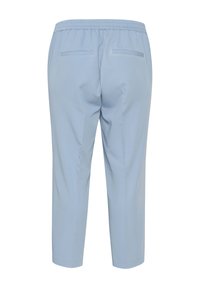 Pantalones cortos de color azul claro, con cintura elástica, dos bolsillos traseros y textura de tela suave. Sin patrones ni acentos visibles.