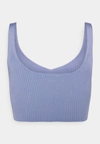 Top court sans manches en tricot côtelé bleu clair avec larges bretelles et encolure arrondie.