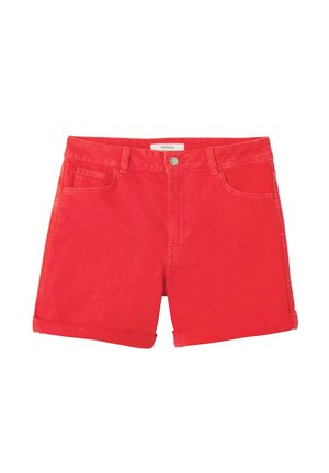 Short en denim rouge avec ourlets roulés, bouton devant, passants de ceinture et style cinq poches.