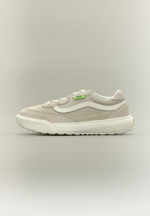 Baskets Vans Ultrarange beige et blanches avec étiquette de logo verte, semelle texturée, empeigne en daim et mesh, vues de côté.