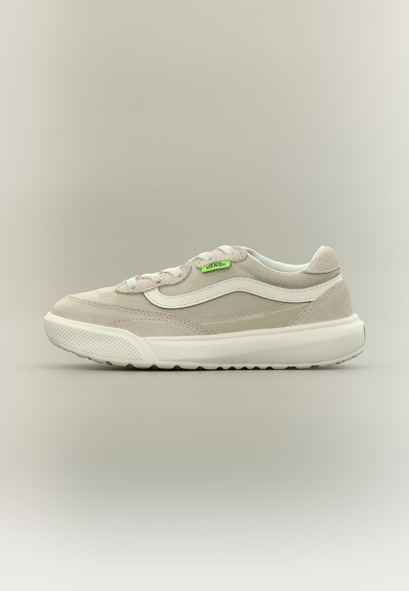 Μπεζ και λευκό sneaker Vans Ultrarange με πράσινη ετικέτα λογότυπου, υφή στη σόλα και επάνω μέρος από σουέτ και δίχτυ, εμφανιζόμενο από πλάγια όψη.
