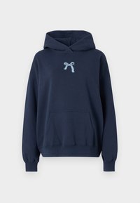 Mörkblå hoodie i bomull, med en framficka, ribbade muddkanter och en broderad ljusblå rosett-design på bröstet.