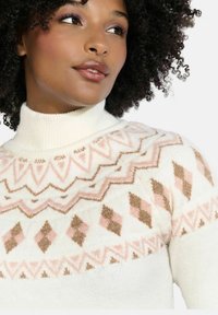 Maglione a collo alto crema con un motivo geometrico in tonalità di rosa pallido, oro e marrone, con una finitura a maglia testurizzata.