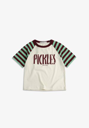 T-shirt crème à manches courtes avec manches raglan rayées vertes et bordeaux, et texte « PICKLES » en bordeaux sur le devant.