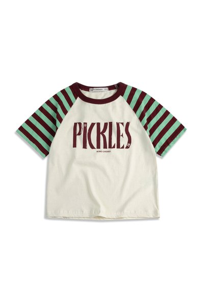 Maglietta crema a maniche corte con maniche raglan a righe verdi e marrone scuro e scritta "PICKLES" in marrone scuro sul davanti.