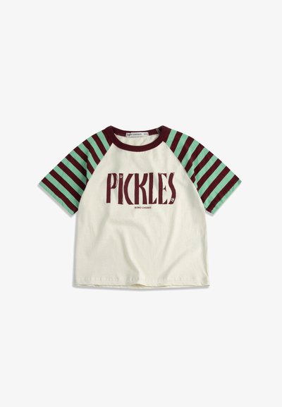 Maglietta crema a maniche corte con maniche raglan a righe verdi e marrone scuro e scritta "PICKLES" in marrone scuro sul davanti.