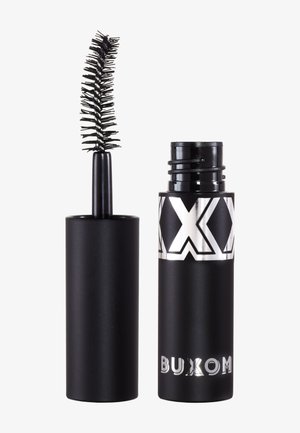 Czarna cylindryczna tubka tuszu do rzęs z srebrnymi akcentami, wyposażona w zakrzywioną szczoteczkę aplikacyjną z długimi włoskami, zapewniającą równomierne rozprowadzanie produktu.