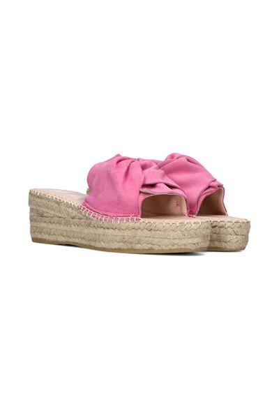 Roze suède espadrille platform sandalen met grote strik, open teen en gevlochten jute zool. Zachte textuur en gestikte accenten zijn zichtbaar.