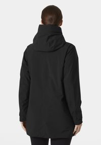 Chaqueta impermeable negra con capucha, mangas largas y corte recto. El material parece suave sin patrones o adornos visibles.