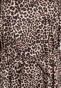 Luipaardprint wikkeljurk in beige en zwart. Heeft een striktaille, zachte stofstructuur en een V-halsontwerp.