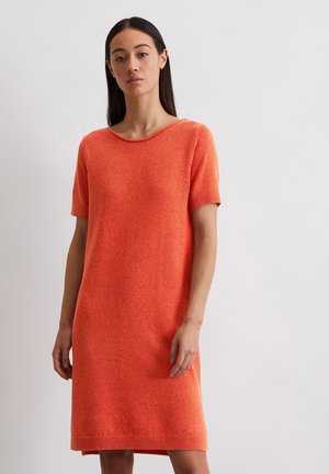 Robe mi-longue à manches courtes en tricot orange texturé avec un large col rond et des accents côtelés subtils aux poignets et à l'ourlet.
